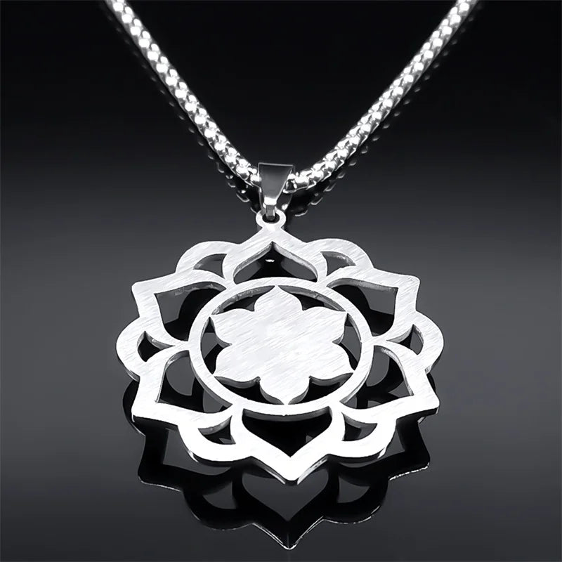 Collier avec Joli Pendentif Fleur de Lotus 