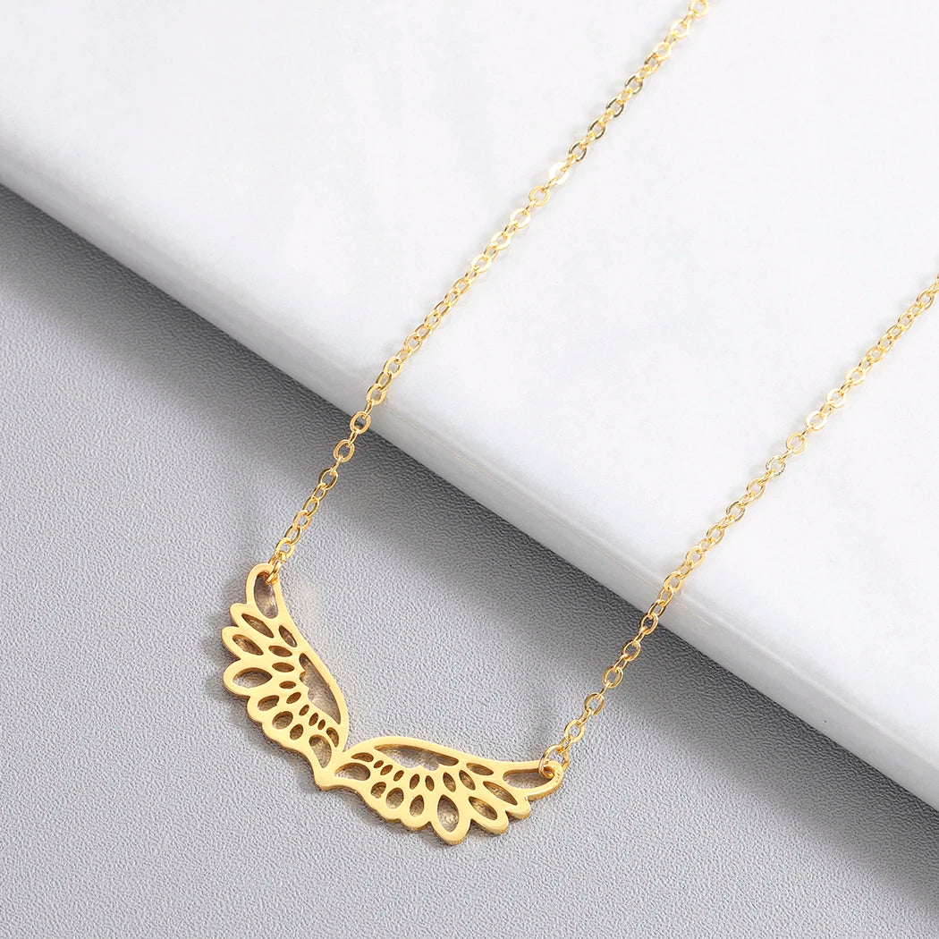 Collier avec large pendentif ailes d'ange or