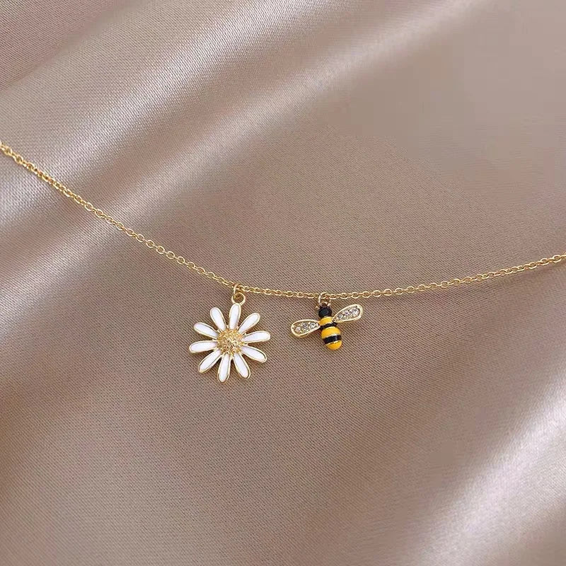 Collier avec pendentif abeille et fleur de marguerite