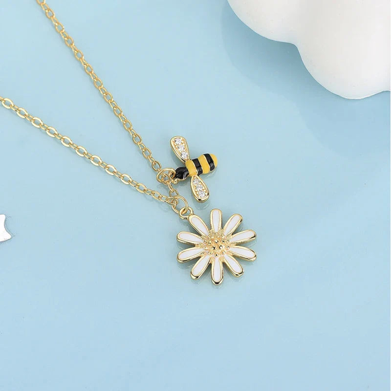 Collier avec pendentif abeille et fleur de marguerite