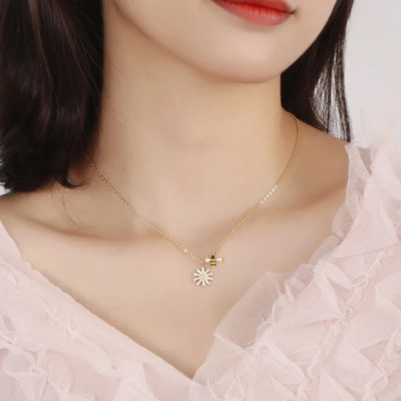 Collana con ciondolo ape e fiore di margherita