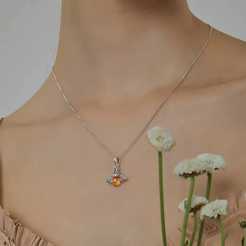 Collana con pendente a forma di ape da donna in argento