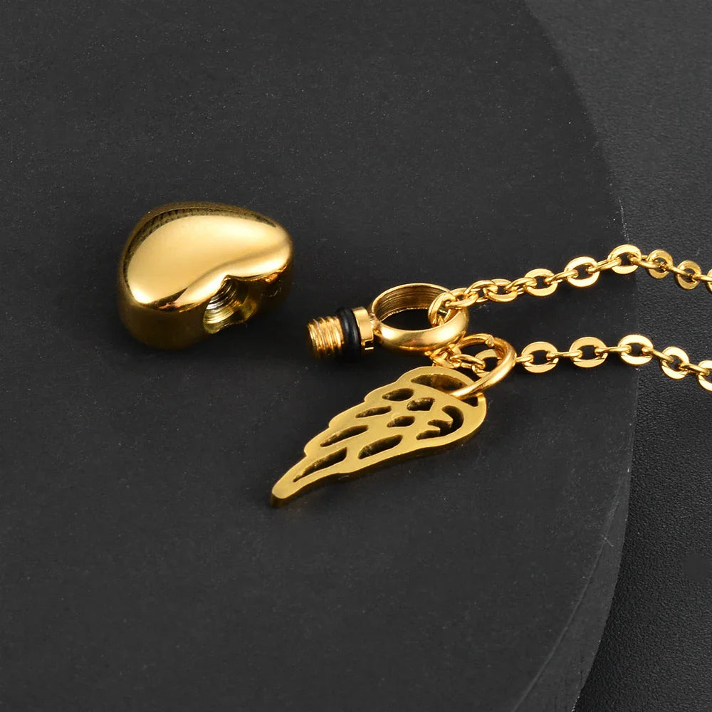 Collier d'urne avec pendentif ailes d'ange et coeur