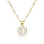 Halsband med vit hängsmycke initial h