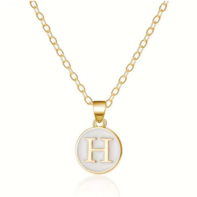 Halsband med vit initialhängsmycke - bokstav 