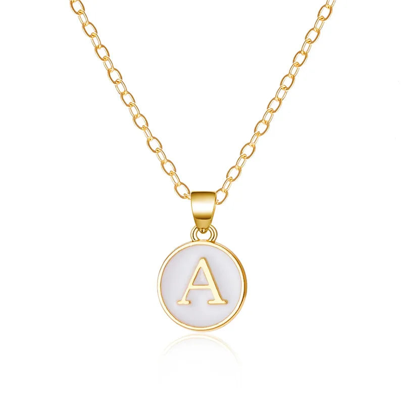 Halsband med vit hängsmycke initial a