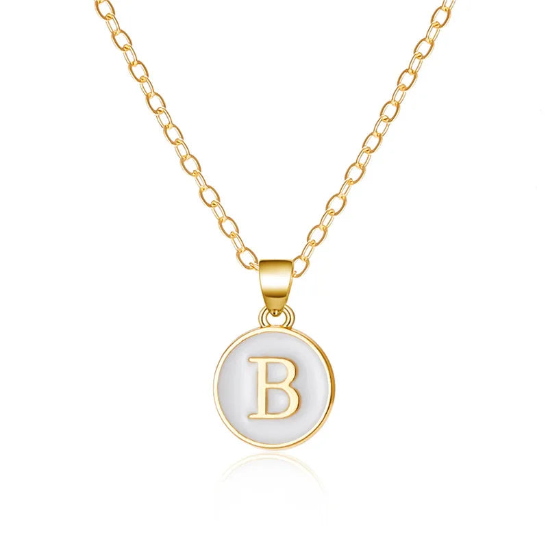 Halsband med vit hängsmycke initial b