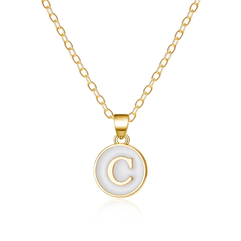 Halsband med vit hängsmycke initial c