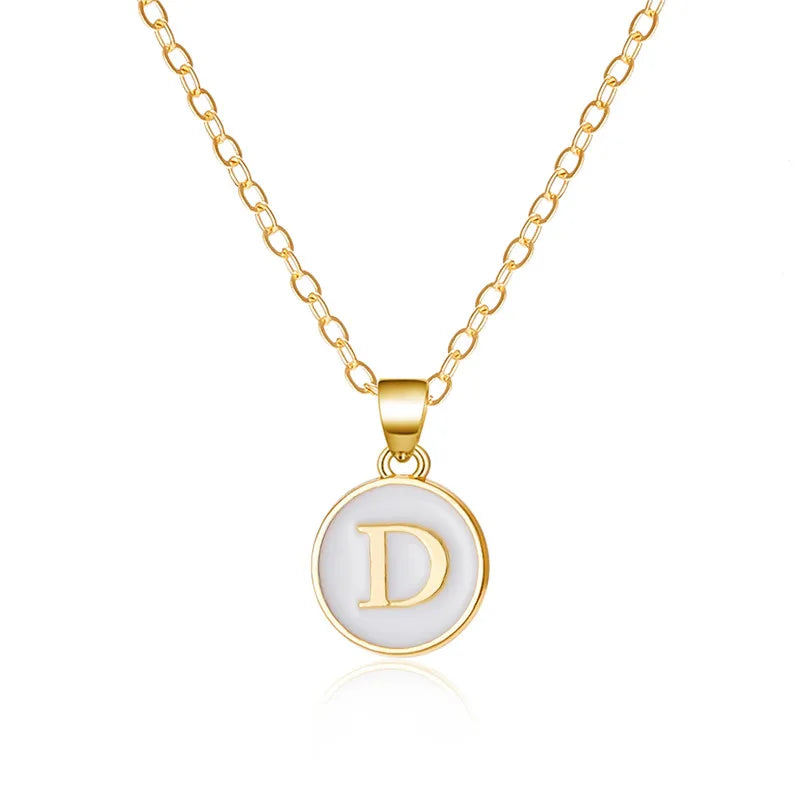 Halsband med vit hängsmycke initial d