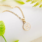 Halsband med vit hängsmycke initial h