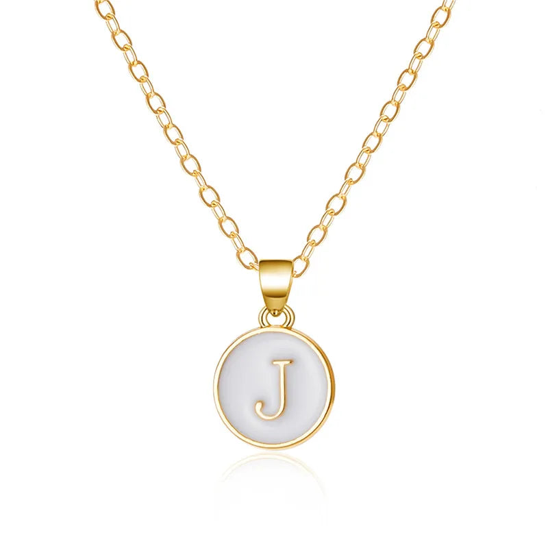 Halsband med vit hängsmycke initial j