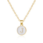 Halsband med vit hängsmycke initial j