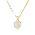 Halsband med vit hängsmycke initial l
