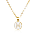 Halsband med vit hängsmycke initial m