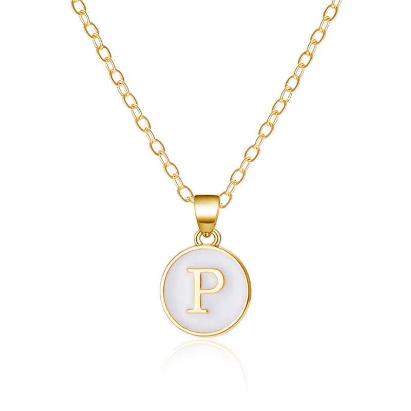 Halsband med vit hängsmycke initial p