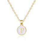 Halsband med vit hängsmycke initial p