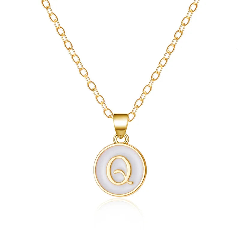 Halsband med vit hängsmycke initial q