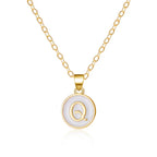 Halsband med vit hängsmycke initial q