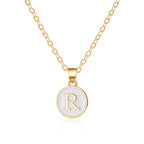 Halsband med vit hängsmycke initial r