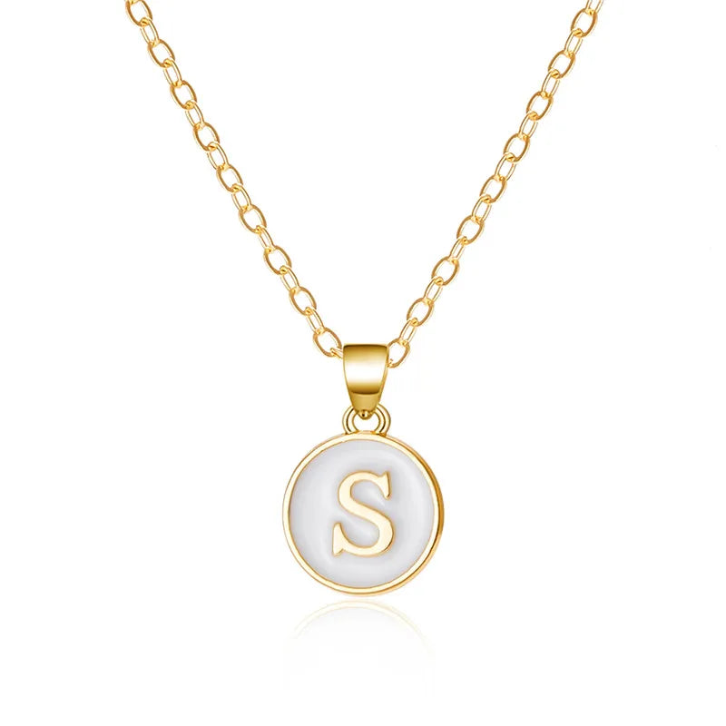 Halsband med vit hängsmycke initial s