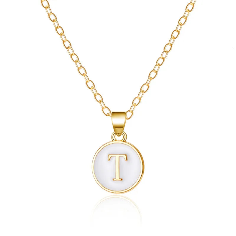 Halsband med vit hängsmycke initial t