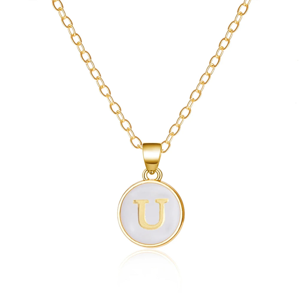 Halsband med vit hängsmycke initial u