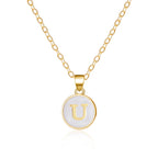 Halsband med vit hängsmycke initial u