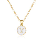 Halsband med vit hängsmycke initial y