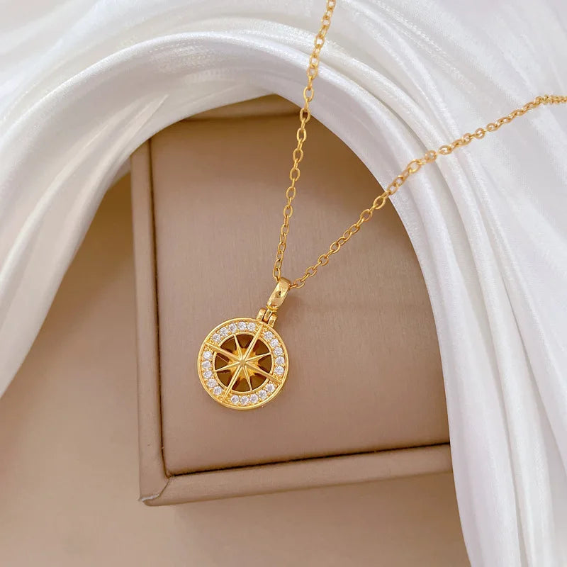 Collier avec Pendentif Boussole avec Zircon Rose des Vents