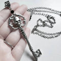 Halskette mit Schlüssel- und Totenkopf-Anhänger