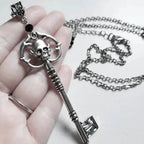 Halskette mit Schlüssel- und Totenkopf-Anhänger