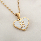 Nyaklánc fehér szív medállal, h kezdőbetűvel