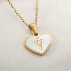 Nyaklánc fehér szív medállal, v kezdőbetűvel