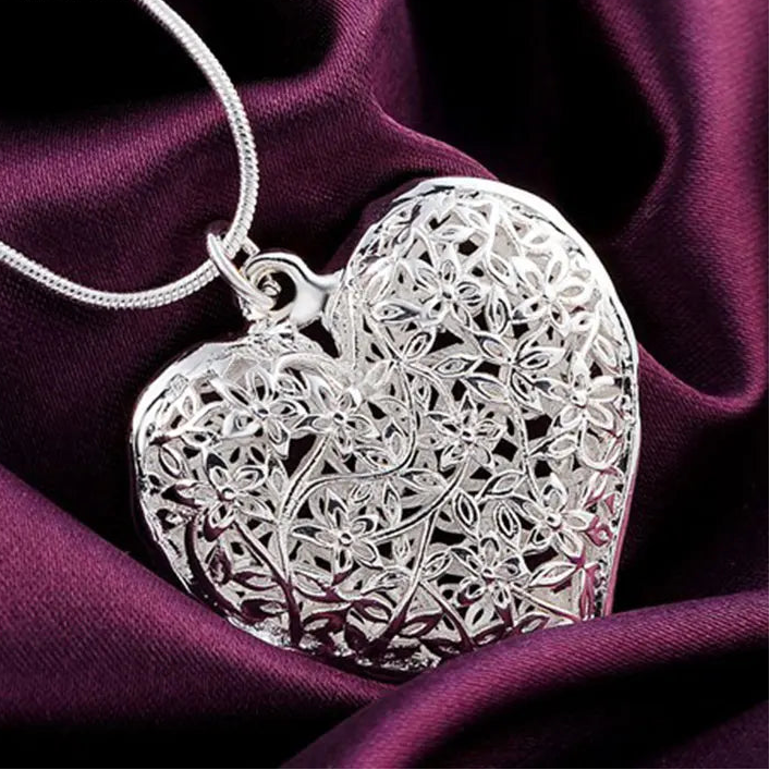 Necklace with heart pendant and foliage