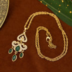 Halsband med traditionellt arabiskt färgat grönt hänge