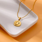 Collier avec pendentif croissant de lune et étoile sertie d'un zircon bleu