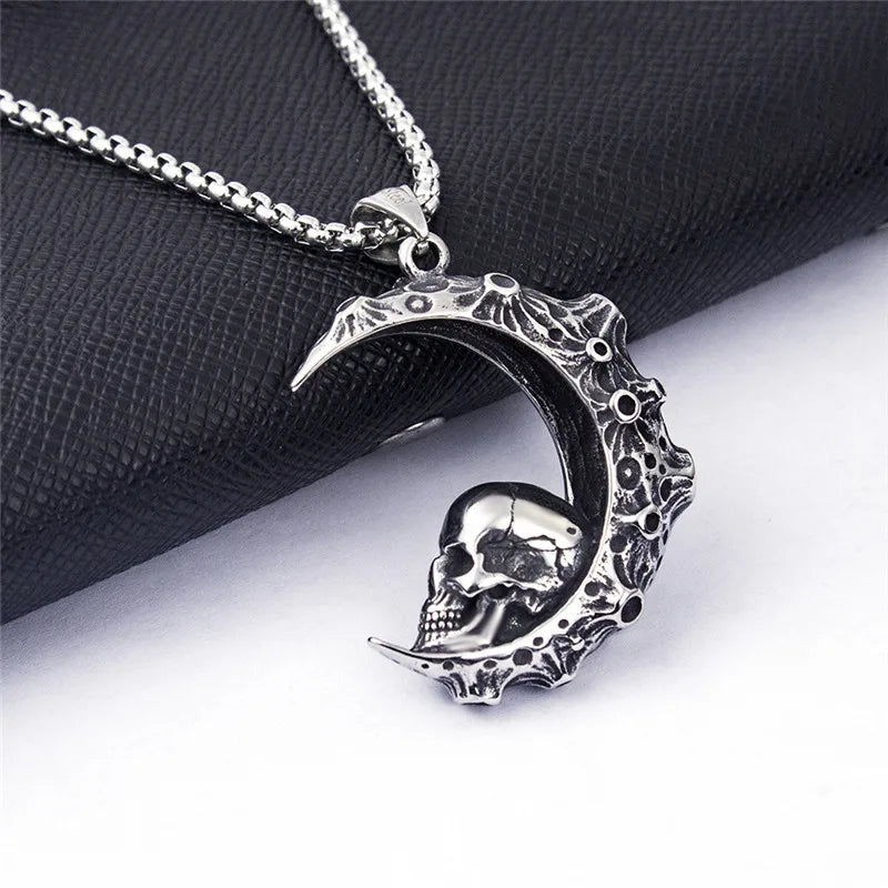 Collier avec Pendentif Croissant de Lune et Tête de Mort