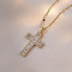 Collier avec Pendentif Croix Chrétienne en Zircon A