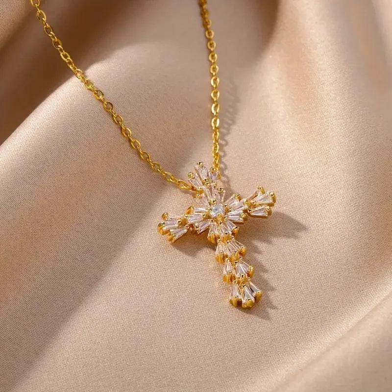 Collier avec pendentif croix cristaux or