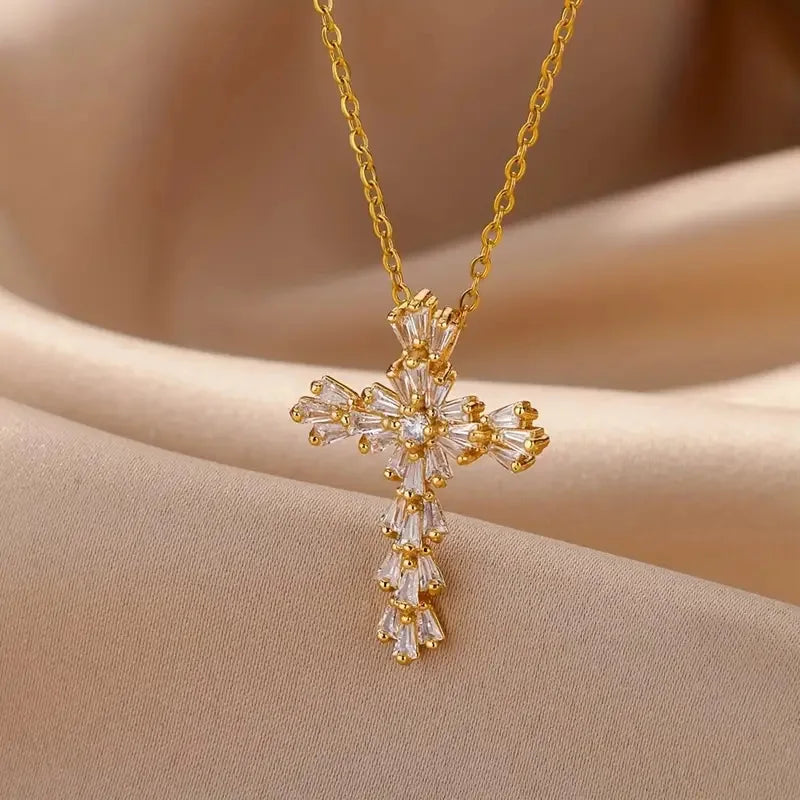 Collier avec pendentif croix cristaux or