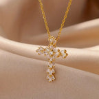 Collier avec pendentif croix cristaux or
