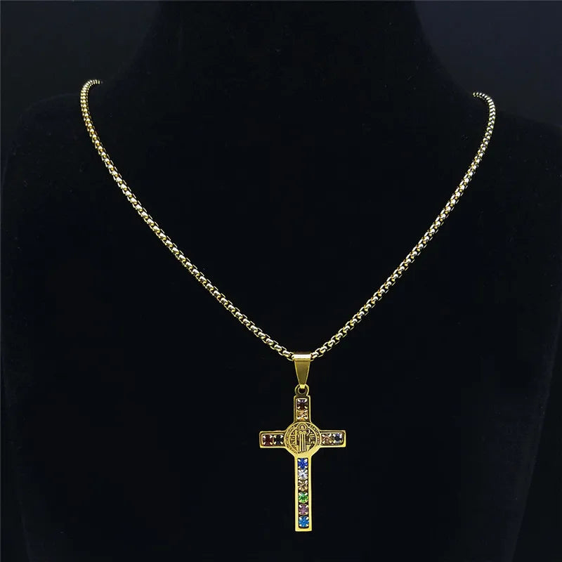 Halskæde med farverig Saint Benedikt-kors vedhæng 