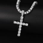 Collier avec pendentif croix éclat argenté