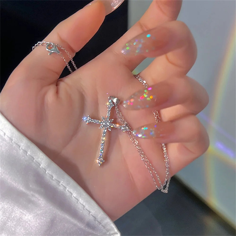 Collier avec Pendentif Croix en Zircon