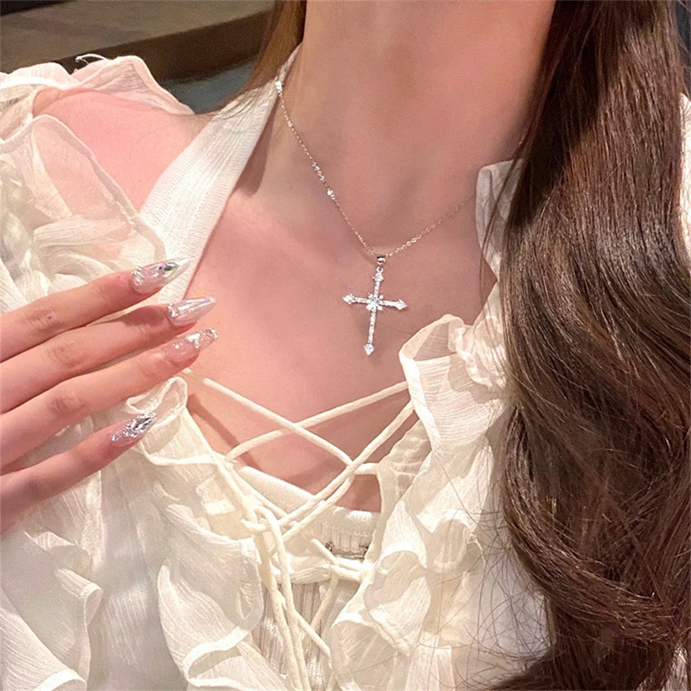 Collier avec Pendentif Croix en Zircon