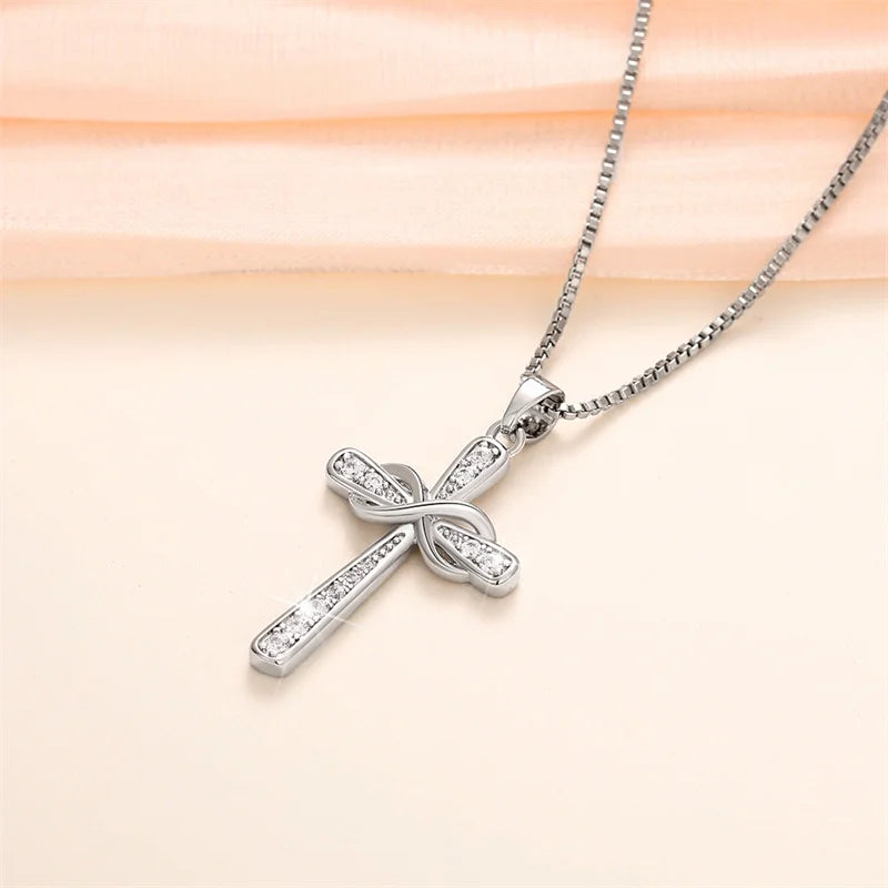 Collier avec pendentif croix et signe infini entrelacés