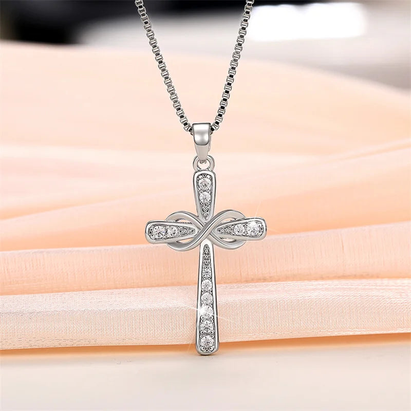 Collier avec pendentif croix et signe infini entrelacés