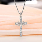 Collier avec pendentif croix et signe infini entrelacés