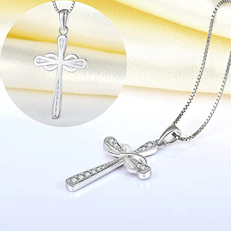Collier avec pendentif croix et signe infini entrelacés