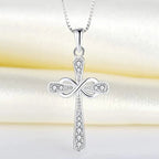 Collier avec pendentif croix et signe infini entrelacés